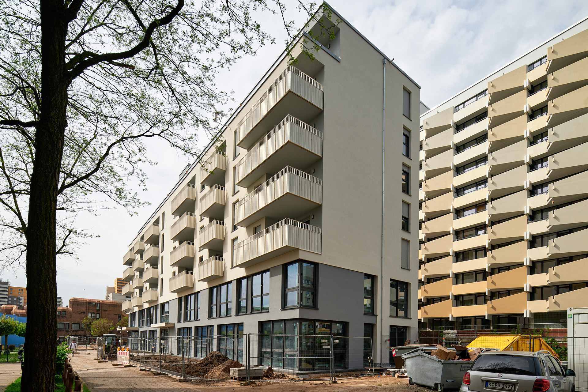 Blumenpflanzaktion Osloer Straße - Wohn-Gebäude im Quartier